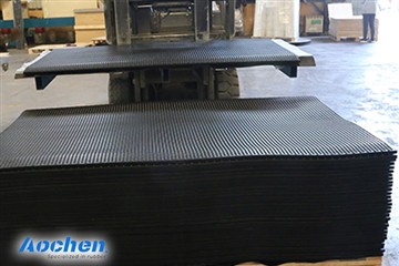 Gumos gaminių padėklų pakuotė ir konteineris