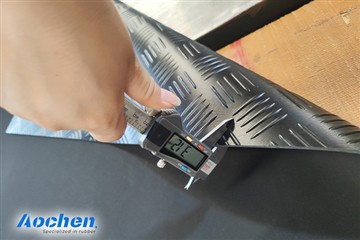 Neslystantis guminis lakštas mažo ritinio pavidalu